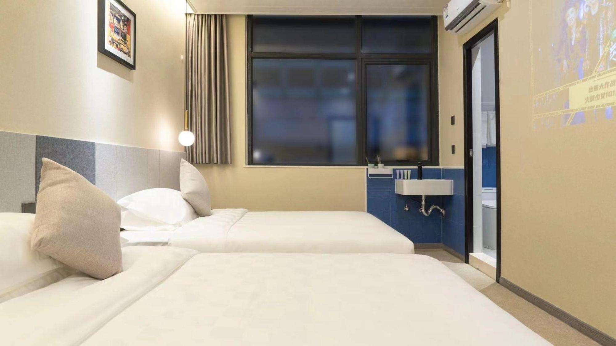 Puzzle Hotel Guangzhou Fenghuang New Village Subway Station Екстер'єр фото