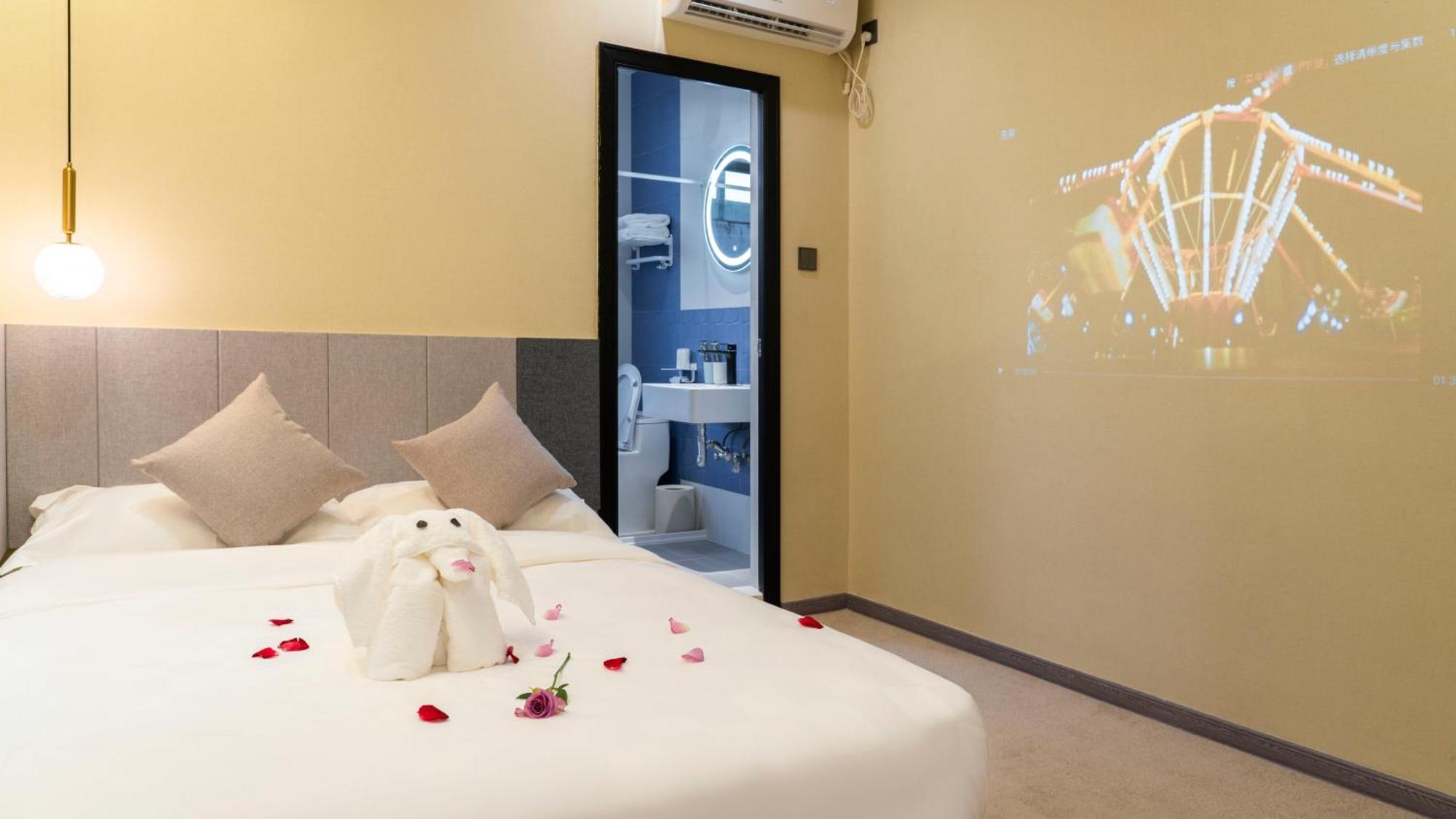 Puzzle Hotel Guangzhou Fenghuang New Village Subway Station Екстер'єр фото