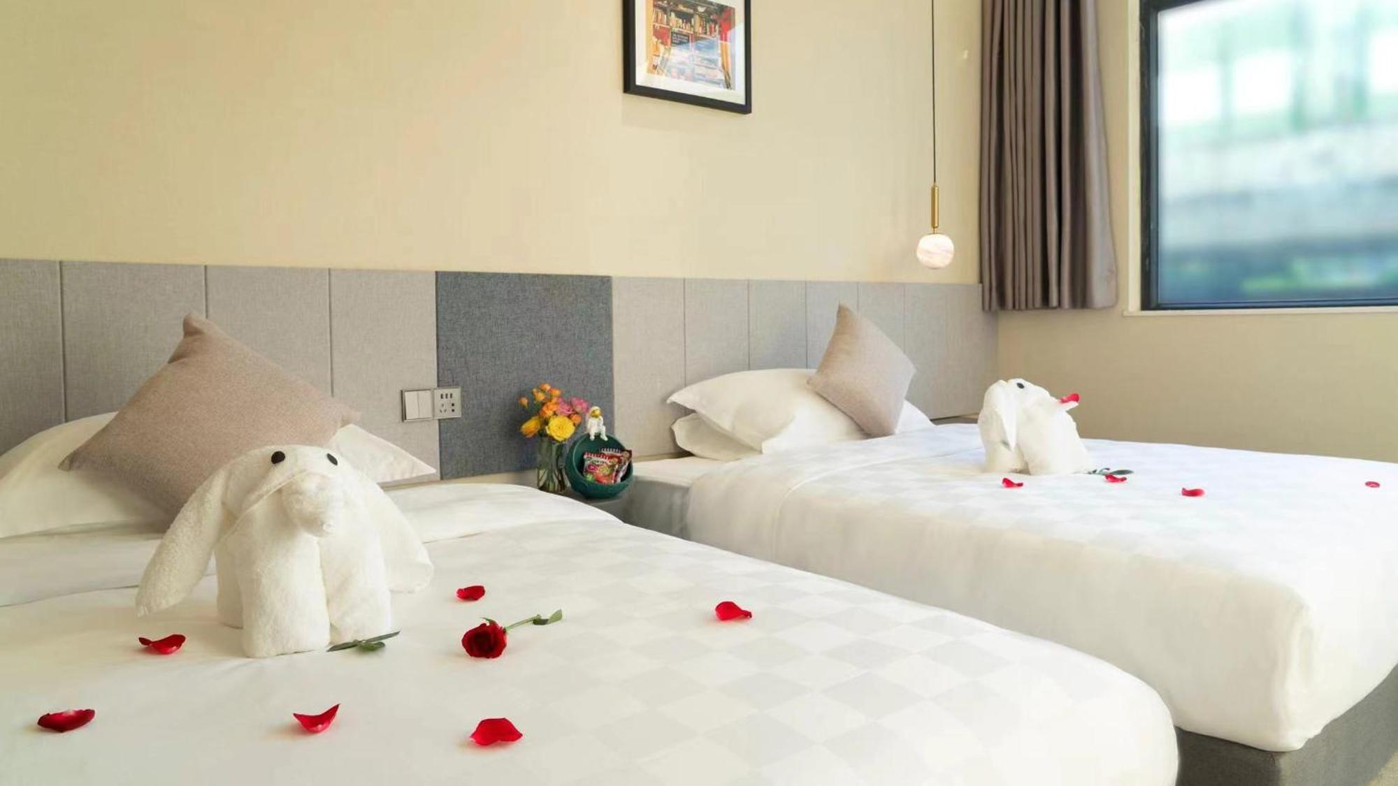 Puzzle Hotel Guangzhou Fenghuang New Village Subway Station Екстер'єр фото