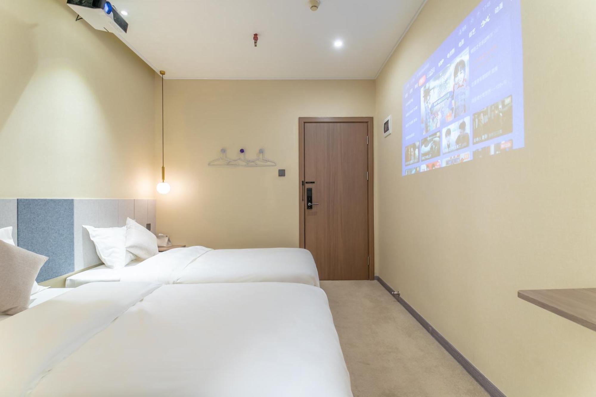 Puzzle Hotel Guangzhou Fenghuang New Village Subway Station Екстер'єр фото