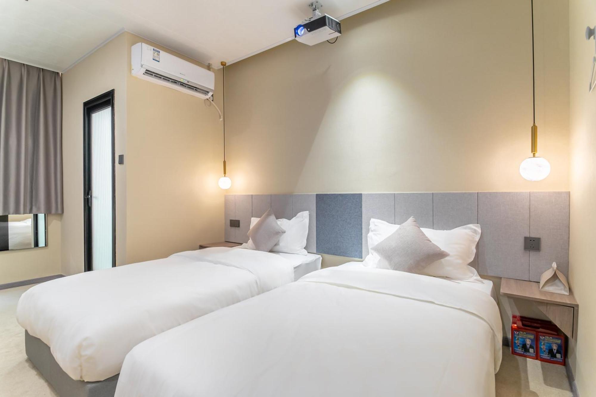 Puzzle Hotel Guangzhou Fenghuang New Village Subway Station Екстер'єр фото