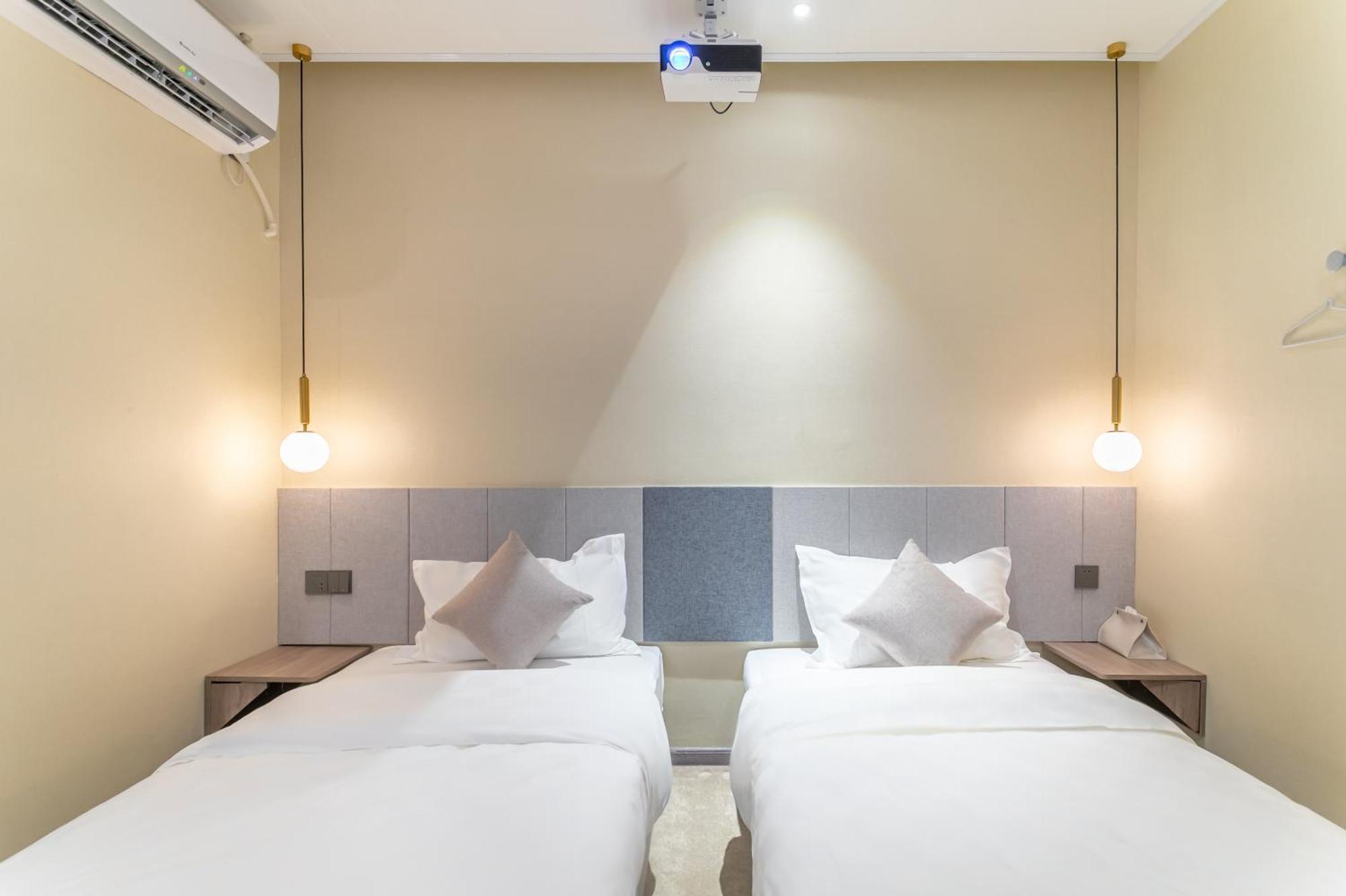 Puzzle Hotel Guangzhou Fenghuang New Village Subway Station Екстер'єр фото