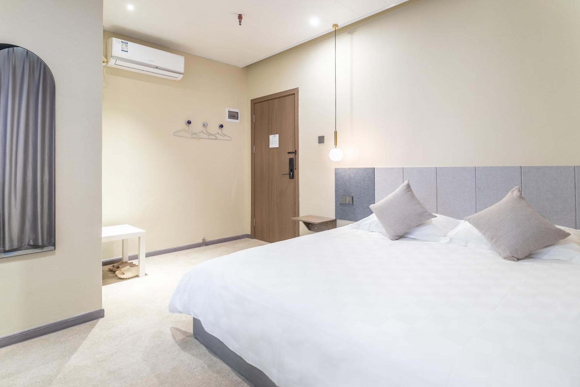 Puzzle Hotel Guangzhou Fenghuang New Village Subway Station Екстер'єр фото