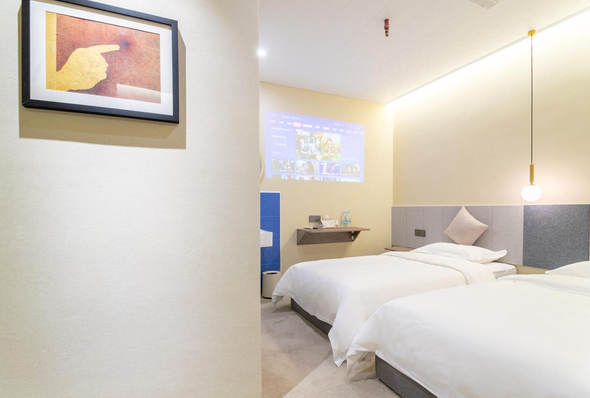 Puzzle Hotel Guangzhou Fenghuang New Village Subway Station Екстер'єр фото