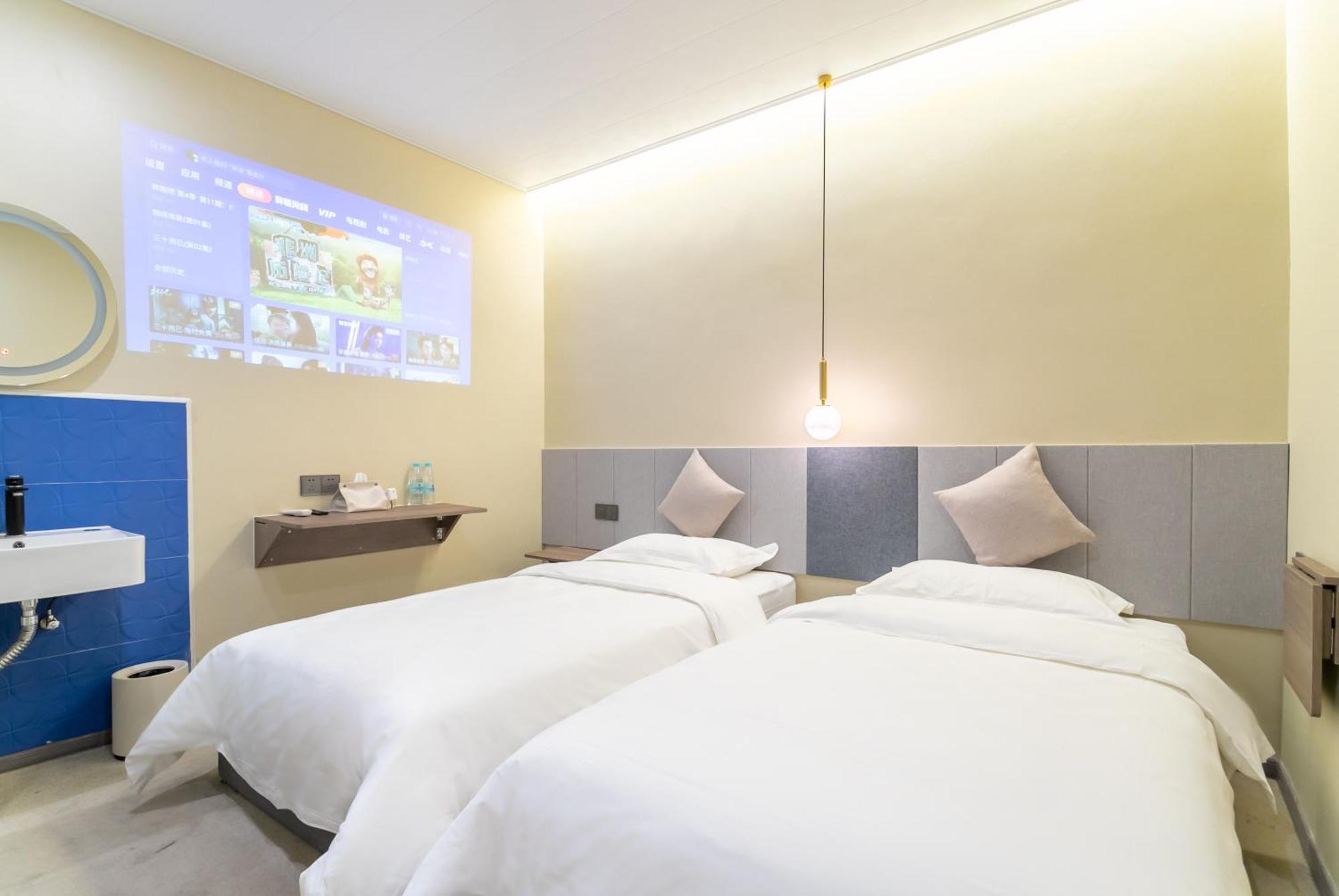 Puzzle Hotel Guangzhou Fenghuang New Village Subway Station Екстер'єр фото